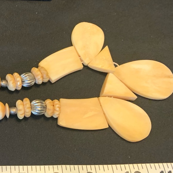 Vintage tribal style carved faux bone & metal bead necklace. Pre loved - Picture 3 of 5